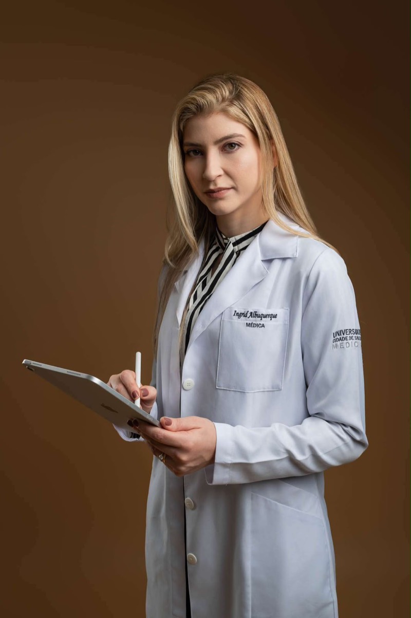 Retrato de Dra. Ingrid Verçosa Albuquerque, médica do Instituto Verçosa, de jaleco branco